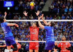 　大阪Ｂ―サントリー　第２セット　トスを上げる大阪Ｂ・ブリザール（右から２人目）＝ジーライオンアリーナ神戸