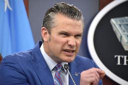 　米国防総省で記者会見するヘグセス国防長官＝６月、ワシントン近郊