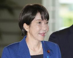 　首相官邸に入る高市首相＝２４日