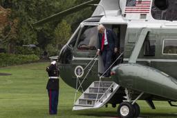　米大統領専用ヘリ、マリーンワンから降りるトランプ大統領＝９月、ホワイトハウス南庭（ゲッティ＝共同）