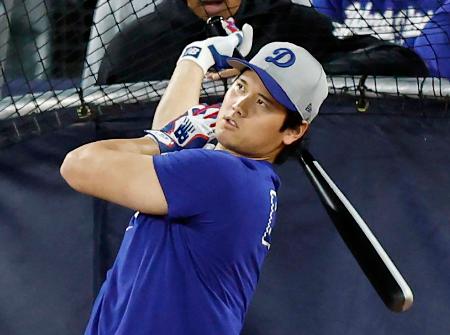 打撃練習するドジャース・大谷=トロント(共同)