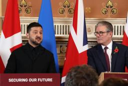 　ウクライナ支援の有志国連合会合後、記者会見するゼレンスキー大統領（左）とスターマー英首相＝２４日、ロンドン（共同）