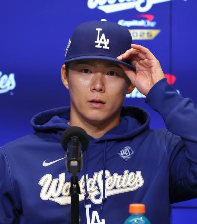 記者会見で質問に答えるドジャース・山本=トロント(共同)