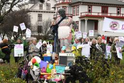 　エプロンやベビーカーが飾られた彫像＝２４日、アイスランド・レイキャビク（共同）