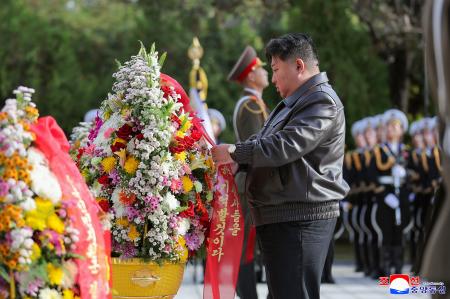 　「中国人民志願軍烈士陵園」を訪れ献花する北朝鮮の金正恩朝鮮労働党総書記＝２４日、北朝鮮平安南道（朝鮮中央通信＝共同）