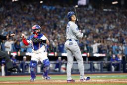 　ブルージェイズ戦の５回、見逃し三振に倒れたドジャース・大谷＝トロント（共同）