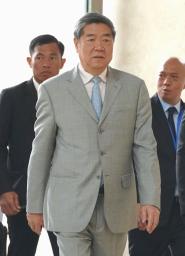 　米中貿易協議の会場に入る中国の何立峰副首相＝２５日、クアラルンプール（共同）