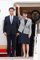 　初外遊となるマレーシアに向け出発する高市首相＝２５日午後、羽田空港