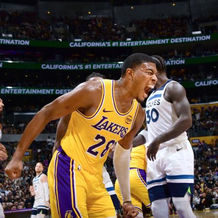 ティンバーウルブズ戦で歓喜するレーカーズの八村=ロサンゼルス(NBAE・ゲッティ=共同)
