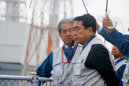 東京電力福島第1原発の廃炉作業の状況を視察する赤沢経産相(手前)=25日午前(代表撮影)