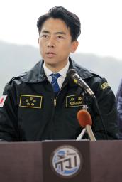 　記者会見する小泉防衛相＝２５日午後、神奈川県の海上自衛隊横須賀基地（代表撮影）