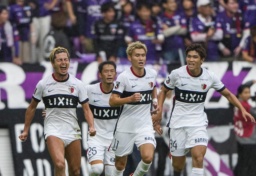 　京都―鹿島　試合終了間際、同点ゴールを決め、駆け出す鹿島・鈴木（左端）＝サンガＳ