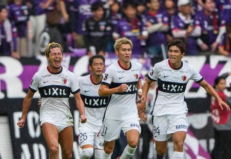京都―鹿島 試合終了間際、同点ゴールを決め、駆け出す鹿島・鈴木(左端)=サンガS