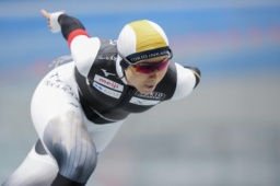 　女子１０００メートルで滑走する高木美帆。１分１４秒７４で９連覇を果たした＝長野市エムウェーブ