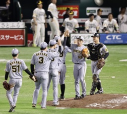 　ソフトバンクに逆転勝ちし、タッチする石井（右から２人目）ら阪神ナイン＝みずほペイペイドーム