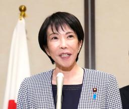 　トランプ米大統領との電話会談後、記者団の取材に応じる高市首相＝２５日、クアラルンプール（共同）