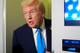 　大統領専用機内で記者団の取材に応えるトランプ大統領＝２５日（ＡＰ＝共同）