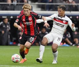 　ザンクトパウリの藤田（右）と競り合うＥフランクフルトの堂安＝フランクフルト（共同）