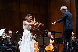 　第５８回パガニーニ国際バイオリンコンクール決勝で演奏する吉本梨乃さん＝２５日、イタリア・ジェノバ（（Ｃ）Ｐｒｅｍｉｏ　Ｐａｇａｎｉｎｉ－Ｆｏｔｏ　Ｇｉｕｓｙ　Ｌｏｒｅｌｌｉ、共同）