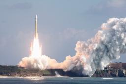 　新型無人補給機「ＨＴＶ―Ｘ」１号機を載せ、鹿児島県の種子島宇宙センターから打ち上げられるＨ３ロケット７号機＝２６日午前９時