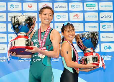 優勝し、写真に納まる男子の安松青葉(左)と女子の林愛望=東京・お台場