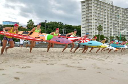 和歌山県白浜町で開かれた、ライフセーバーの競技会=26日