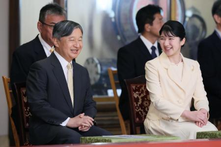 皇居で開かれた秋季雅楽演奏会に臨まれる天皇陛下と長女愛子さま=26日午前(代表撮影)