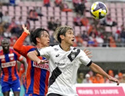 　新潟―神戸　前半、競り合う神戸・大迫（右）と新潟・藤原＝デンカＳ