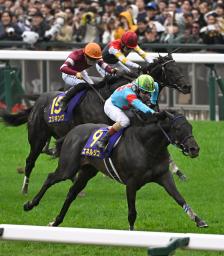 　第８６回菊花賞を制したエネルジコ（手前）。中央は２着のエリキング＝京都競馬場