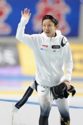 　女子１５００メートルで１０連覇を果たし、歓声に応える高木美帆＝長野市エムウェーブ