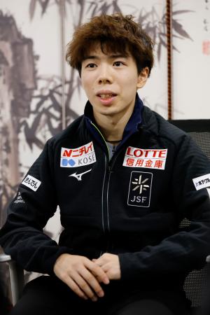 優勝から一夜明け、取材に応じる佐藤駿=26日、重慶(共同)