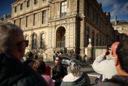 　窃盗事件が起きたルーブル美術館を見に来た人々＝２５日、パリ（ＡＰ＝共同）