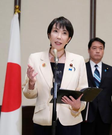 　マレーシア・クアラルンプールで、記者団の取材に応じる高市首相＝２６日（共同）