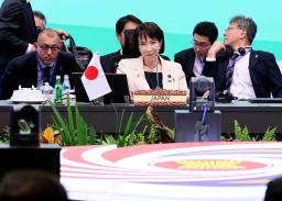 　「アジア・ゼロエミッション共同体（ＡＺＥＣ）」首脳会議に臨む高市首相（中央）＝２６日、マレーシア・クアラルンプール（代表撮影・共同）