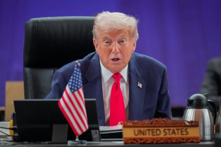 ASEAN首脳との会合で演説するトランプ米大統領=26日、マレーシア・クアラルンプール(AP=共同)