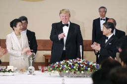 　２０１９年５月、宮中晩さん会で乾杯を終え、笑顔を見せるトランプ米大統領と拍手を送られる天皇、皇后両陛下＝宮殿・豊明殿