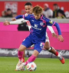 　シュツットガルト戦で競り合うマインツの佐野（手前）＝シュツットガルト（共同）