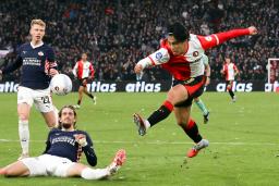 　ＰＳＶアイントホーフェン戦でプレーするフェイエノールトの上田（右）＝ロッテルダム（共同）