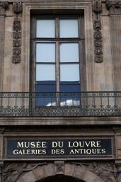 　容疑者が侵入したとみられるルーブル美術館のバルコニー。割られた窓は修復された＝２６日、パリ（ロイター＝共同）