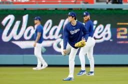 　キャッチボールするドジャース・佐々木＝ロサンゼルス（共同）