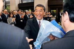 　宮城県知事選で６選を果たし、職員と握手する村井嘉浩知事＝２７日午前、県庁