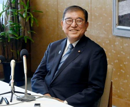 鳥取県庁で記者会見する石破前首相=27日午前