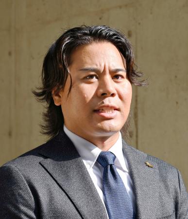 取材に応じるソフトバンクの浜口遥大投手=27日、みずほペイペイドーム