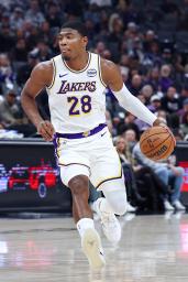 　キングズ戦でドリブルするレーカーズの八村＝サクラメント（ＡＰ＝共同）