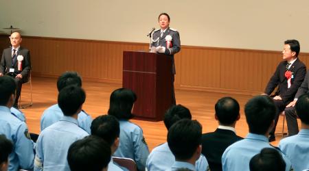 大阪・関西万博の会場警察隊解散式であいさつする大阪府警の岩下剛本部長=27日午前、府警本部