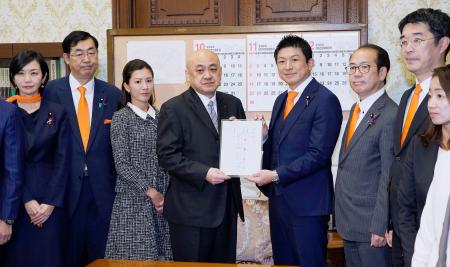 刑法改正案を参院に提出する参政党の神谷代表(中央右)ら=27日午後、国会