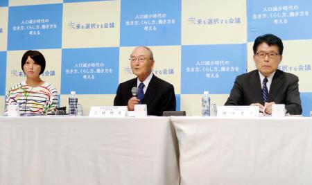 「未来を選択する会議」が発足し、記者会見する議長の三村明夫日本製鉄名誉会長(中央)、共同代表の増田寛也日本郵政前社長(右)と小林味愛さん=27日午前、東京都千代田区