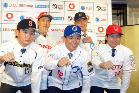 記者会見後にポーズをとる(前列左から)鷺宮製作所の竹丸和幸、王子の九谷瑠、トヨタ自動車の増居翔太、(後列左から)ホンダの片山皓心、NTT西日本の成瀬脩人=27日、大阪市中央区