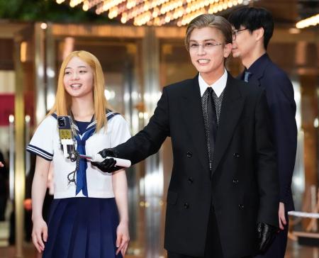 　第３８回東京国際映画祭のレッドカーペットに登場した岩田剛典さん（右）ら＝２７日午後、東京都千代田区