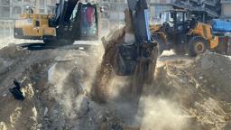 　ガザ南部ハンユニスで続く人質遺体の捜索活動＝２７日（ゲッティ＝共同）